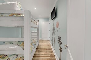 3 bedrooms, iron/ironing board, free WiFi, bed sheets - Pet Friendly, Recently Renovated, 70 FT From Beach + Free Attraction Tickets! (North Myrtle Beach)