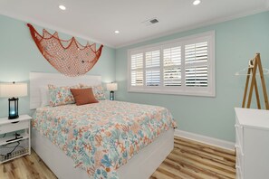 3 bedrooms, iron/ironing board, free WiFi, bed sheets - Pet Friendly, Recently Renovated, 70 FT From Beach + Free Attraction Tickets! (North Myrtle Beach)