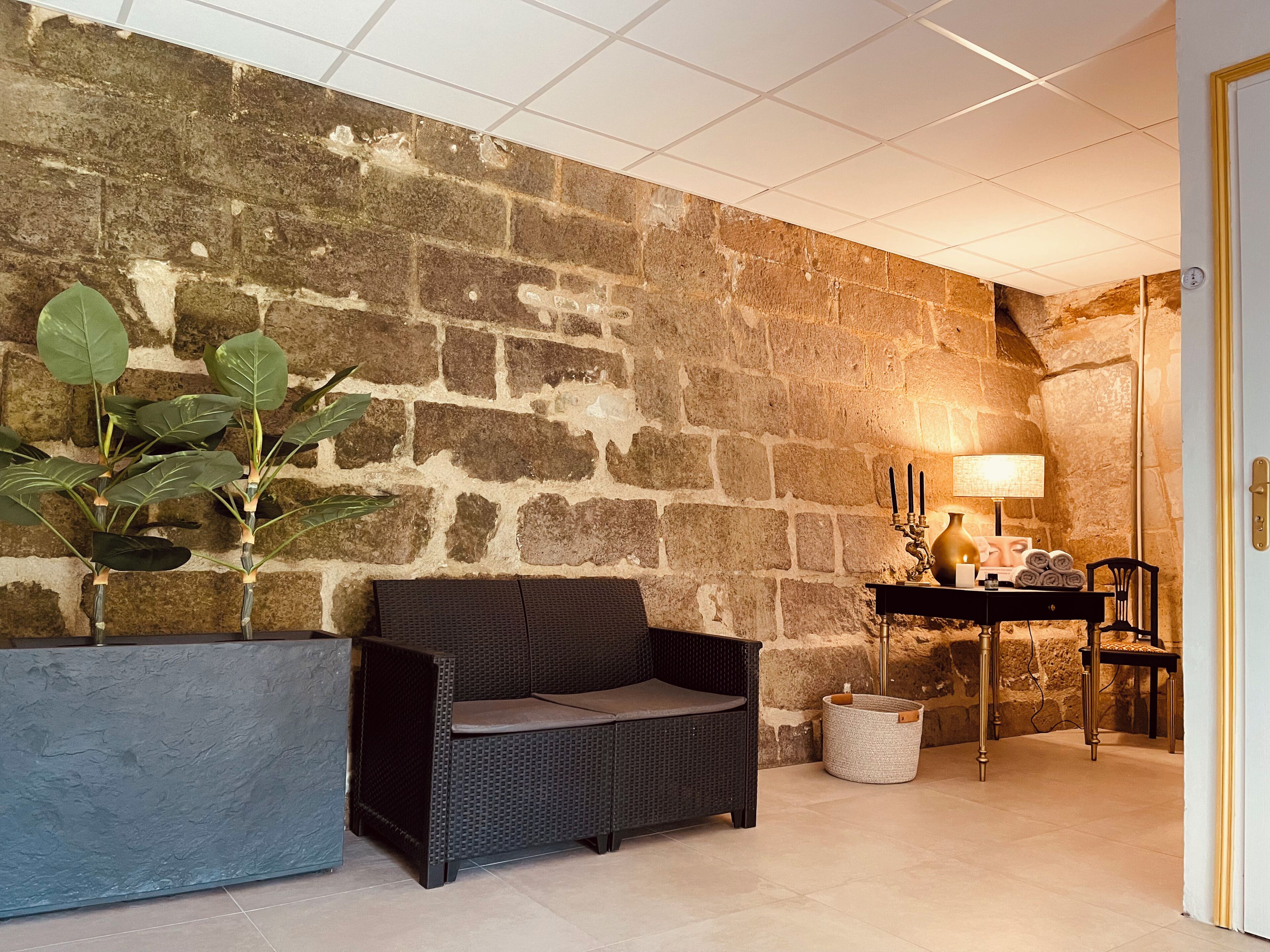 Sauna, hot tub, deep-tissue massages, sports massages, massages