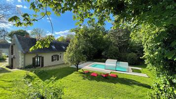 Hus – comfort, bassengutsikt | Oppholdsområde | En 32-tommers TV med Parabol-TV samt Netflix og Hulu