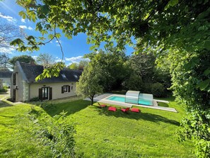 Lodge Domaine Jeanne de Laval | Living area | 32-inch TV with satellite channels, Netflix, Hulu - Domaine Jeanne de Laval (Loire-Authion)