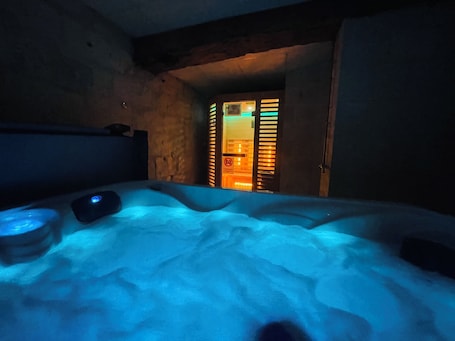 Sauna, hot tub, deep-tissue massages, sports massages, massages. Domaine Jeanne de Laval