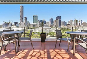 Outdoor dining - 2BR with Parking | Walk to QPAC & South Bank (South Brisbane)