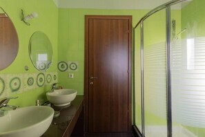 Douche, sèche-cheveux, serviettes fournies, savon