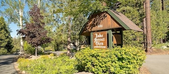 Two Story Townhome with Hot Tub, Walk to Lake