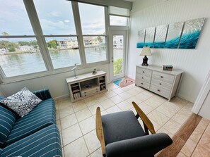 TV - St Pete Beach Waterfront Pool 2/2 Luxury Wi-Fi (St Pete Beach)