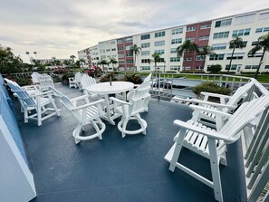Outdoor dining - St Pete Beach Waterfront Pool 2/2 Luxury Wi-Fi (St Pete Beach)