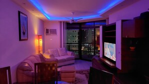 Traditional Apartment, 3 Bedrooms, Balcony, Mountain View | Living area - Apartamento no Guarujá - Pitangueiras (Guarujá)