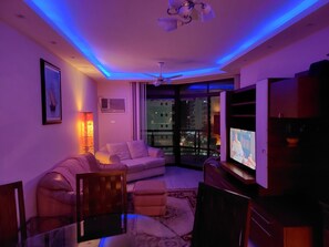 Traditional-Apartment, 3 Schlafzimmer, Balkon, Bergblick | Wohnbereich | Flachbildfernseher