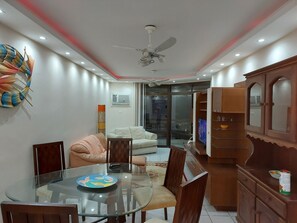 Departamento tradicional, 3 habitaciones, balcón, vista a la montaña | Área de sala de estar | Televisión de pantalla plana 