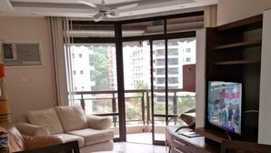 Traditional Apartment, 3 Bedrooms, Balcony, Mountain View | Living area - Apartamento no Guarujá - Pitangueiras (Guarujá)