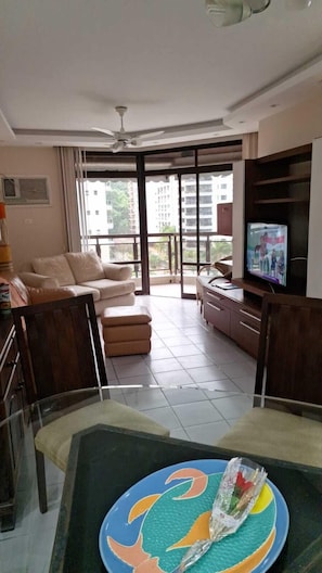 Traditional Apartment, 3 Bedrooms, Balcony, Mountain View | Living area | Flat-screen TV - Apartamento no Guarujá - Pitangueiras (Guarujá)