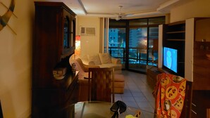 Traditional Apartment, 3 Bedrooms, Balcony, Mountain View | Living area - Apartamento no Guarujá - Pitangueiras (Guarujá)
