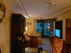 Traditional-Apartment, 3 Schlafzimmer, Balkon, Bergblick | Wohnbereich | Flachbildfernseher