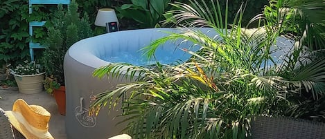 Bain à remous extérieur