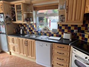 Rumah | Dapur pribadi | Lemari es, microwave, oven, dan kompor