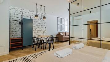 Deluxe-studiosviitti, kaupunkinäköala | Pimennysverhot, silitysrauta/-lauta, ilmainen Wi-Fi, vuodevaatteet