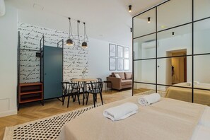 Deluxe-studiosviitti, kaupunkinäköala | Pimennysverhot, silitysrauta/-lauta, ilmainen Wi-Fi, vuodevaatteet