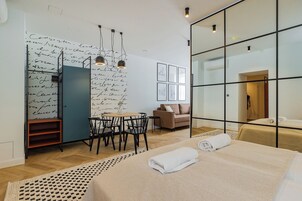 Cortinas blackout, tabla de planchar con plancha y wifi gratis 