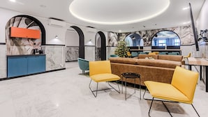 Un intérieur moderne comprenant un espace salon central, une cuisine et un coin repas.