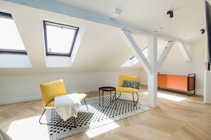 Studiosuite – classic, byutsikt | Blendingsgardiner, strykejern/-brett, wi-fi (inkludert) og sengetøy