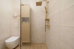 Douche, séchoir à cheveux, shampooing