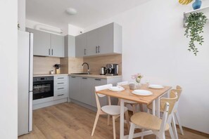 Kjøleskap, ovn, kokeplater og oppvaskmaskin