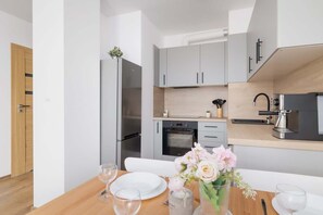 Kjøleskap, ovn, kokeplater og oppvaskmaskin