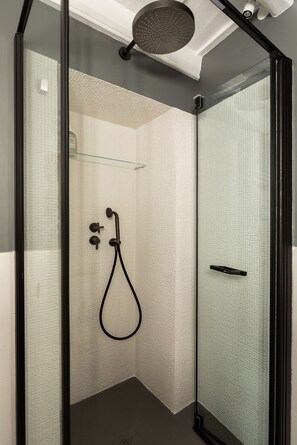 Regadera, secadora de cabello, bidet 