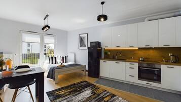 Microwave, dishwasher, cookware/dishes/utensils