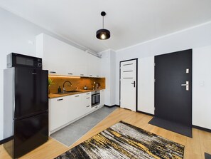 Mikrovågsugn, diskmaskin och grytor/köksredskap