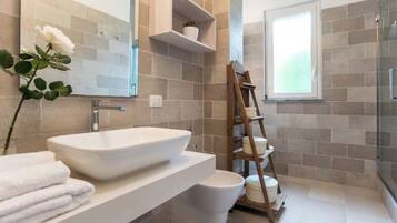 Dusche, Haartrockner, Bidet, Handtücher