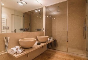 Douche, séchoir à cheveux, bidet, serviettes fournies
