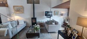 Televisión, chimenea, estéreo y oficina 