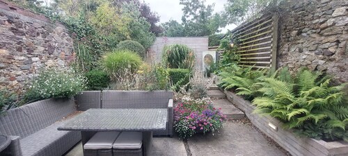 Sophisticated Seafront 3BD Suntrap Landscaped Yard