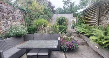 Sophisticated Seafront 3BD Suntrap Landscaped Yard