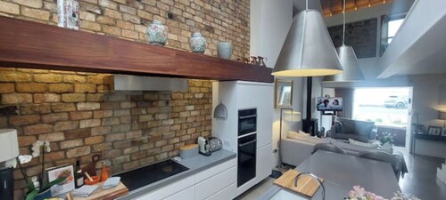 Sophisticated Seafront 3BD+Suntrap Landscaped Yard