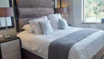 3 bedrooms, iron/ironing board, internet, bed sheets