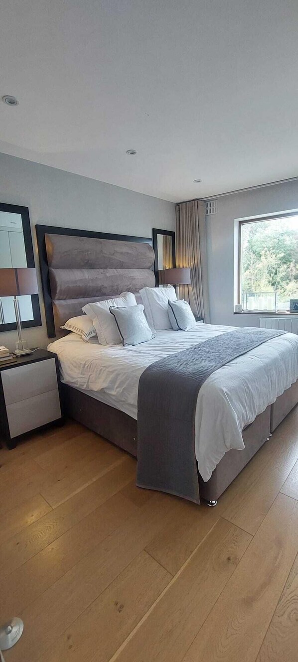 3 habitaciones, tabla de planchar con plancha, internet y ropa de cama 