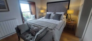 3 bedrooms, iron/ironing board, internet, bed sheets