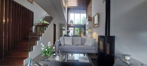 Una sala de estar moderna con sofá, mesa de centro y chimenea.