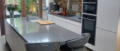 Kylskåp, mikrovågsugn, ugn och diskmaskin