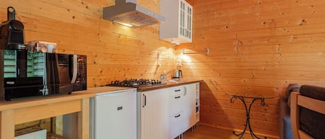 Een koelkast, een microgolfoven, een oven, een kookplaat