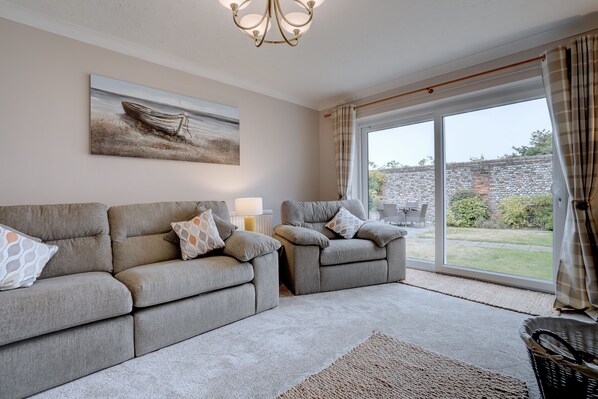 TV, fireplace - Pebblelight | Winterton Cottages (Winterton-on-Sea)