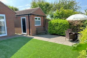 Outdoor dining - Pebblelight | Winterton Cottages (Winterton-on-Sea)