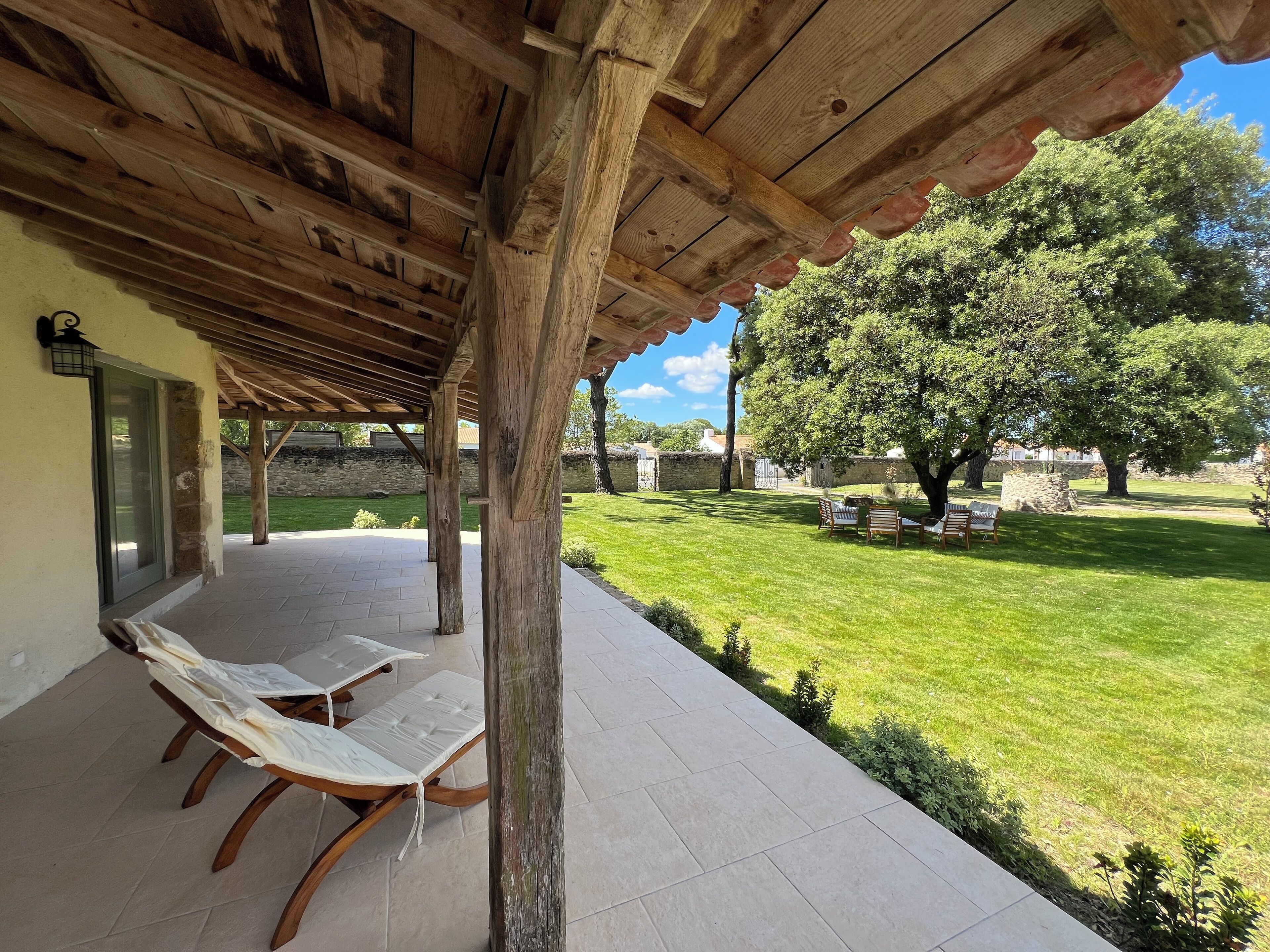 Vue du jardin depuis la terrasse du gîte