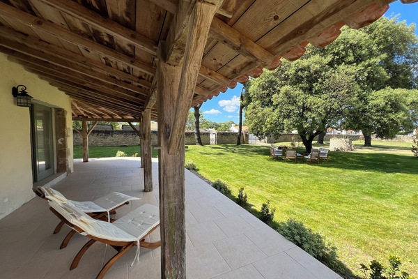 Vue du jardin depuis la terrasse du gîte