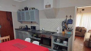 Rumah | Dapur pribadi | Lemari es, microwave, ketel listrik, dan pemanggang roti