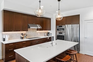 Fridge, microwave, oven, stovetop - Merin Downtown Apartment - 30 day or longer rental in Downtown Bozeman! (Bozeman)