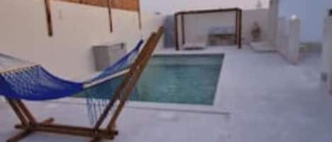 حمام سباحة